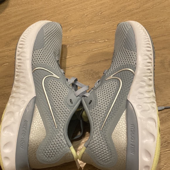 Women Nike size 6 - Picture 7 of 9